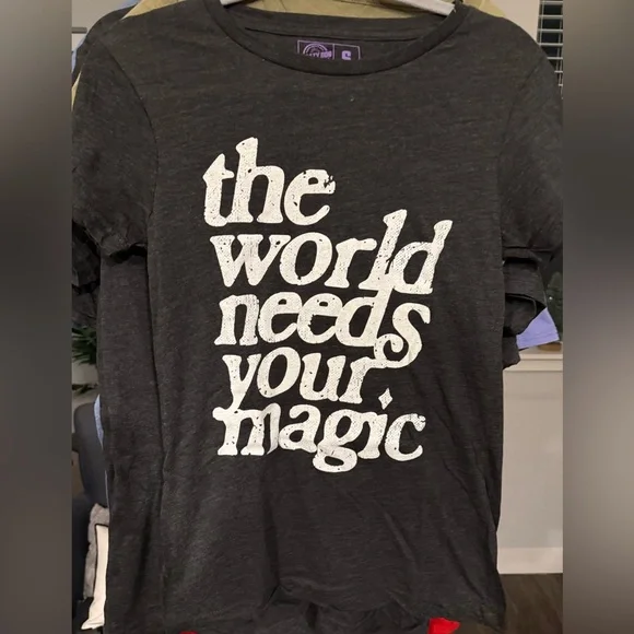 NWT tee “The world needs your magic” - Picture 1 of 1